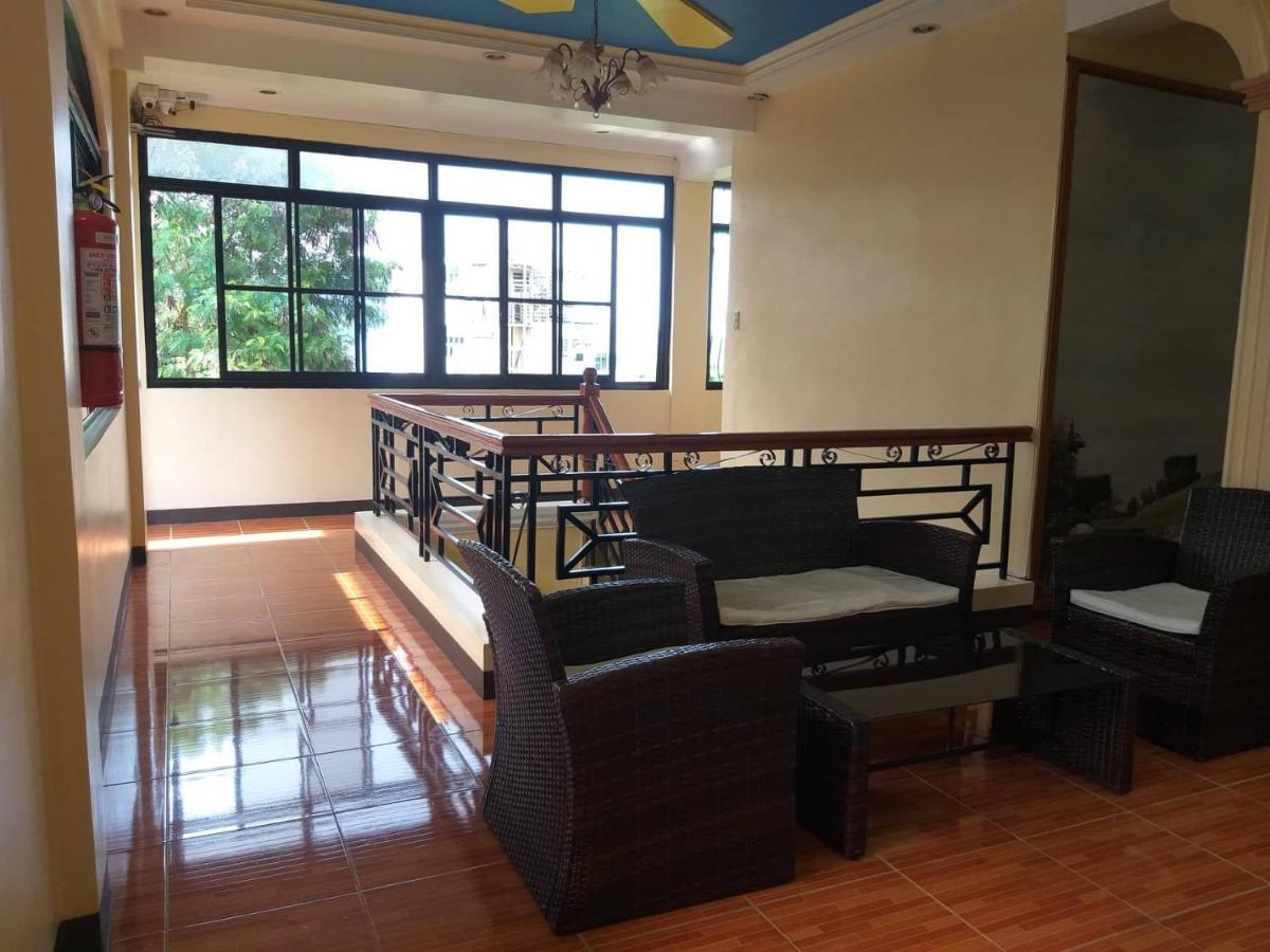 Divine Castle Travelers Inn Coron Exterior photo