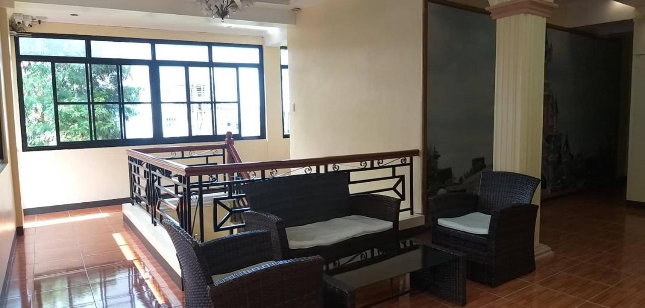 Divine Castle Travelers Inn Coron Exterior photo