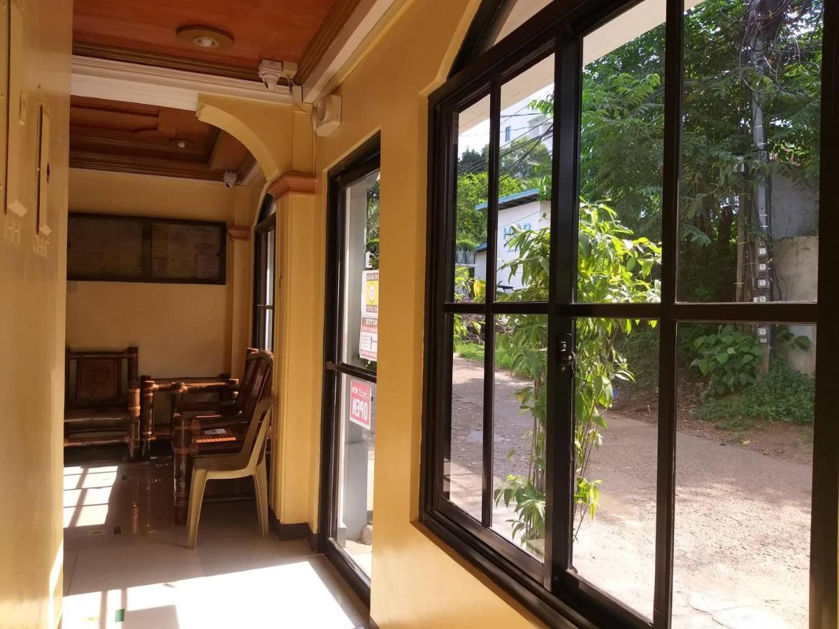Divine Castle Travelers Inn Coron Exterior photo