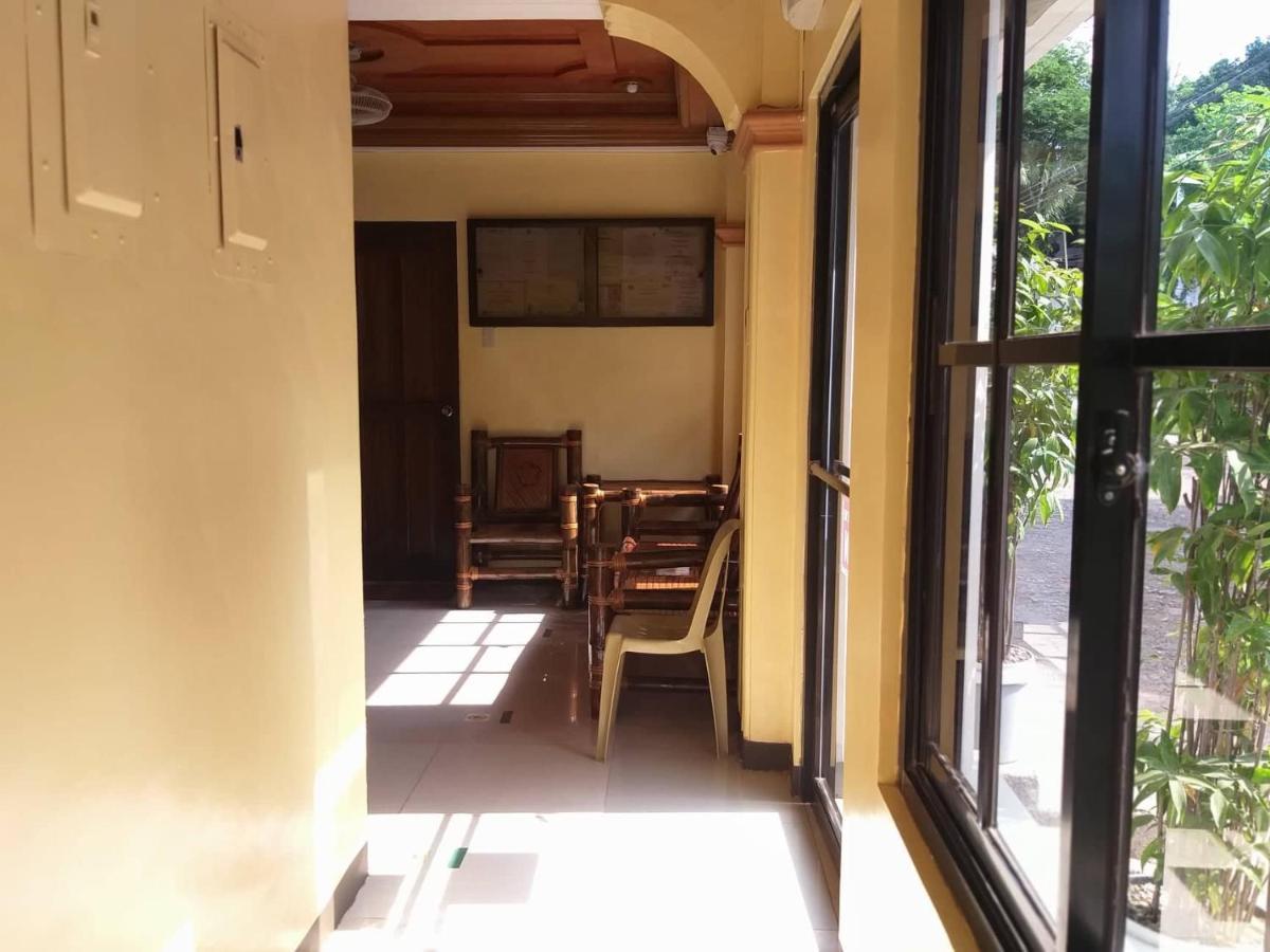 Divine Castle Travelers Inn Coron Exterior photo