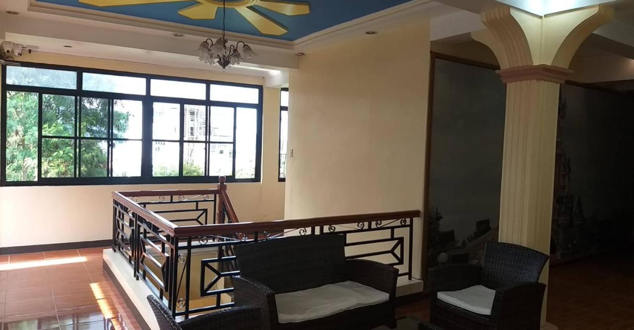 Divine Castle Travelers Inn Coron Exterior photo
